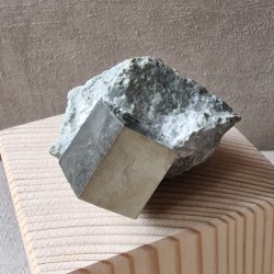 Pyrite sur matrice