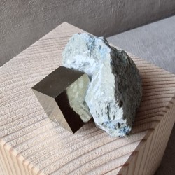 Pyrite sur matrice