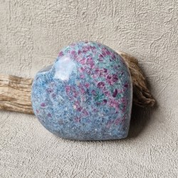 rubis sur cyanite - coeur
