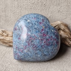 rubis sur cyanite - coeur