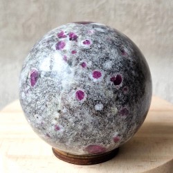 rubis sur albite - sphère
