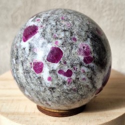 rubis sur albite - sphère