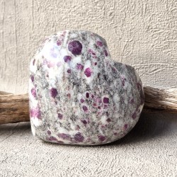 rubis sur albite - coeur