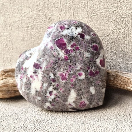 rubis sur albite - coeur
