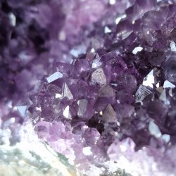 Améthyste d'Uruguay - cristaux à "empreintes"